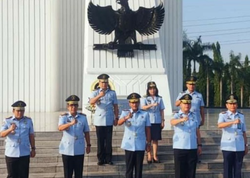 Dirjen HAM, Mualimin Abdi bersama sejumlah pimti madya saat dampingi WamenkumHAM giat tabur bunga di TMP Kalibata, Jumat pagi (12/8).