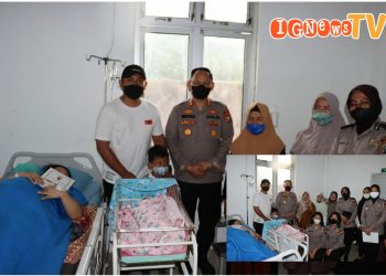 Kapolres, AKBP.  Wahyudi Rahman bersama Personil Polwan Polres Dairi saat memberikan tali asih kepada Ibu Ibu yang melahirkan,  Senin (22/8).