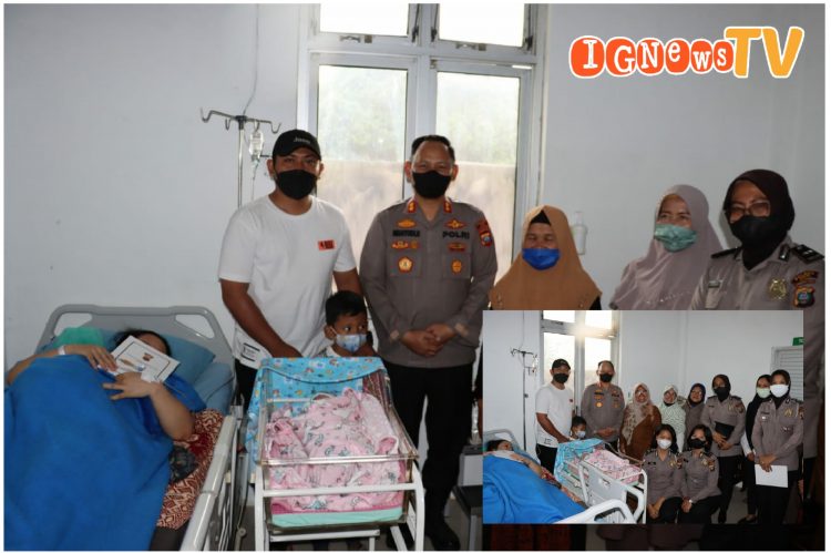 Kapolres, AKBP. Wahyudi Rahman bersama Personil Polwan Polres Dairi saat memberikan tali asih kepada Ibu Ibu yang melahirkan, Senin (22/8).