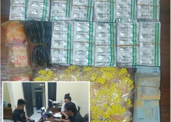 Ratusan butir obat terlarang dan kedua tersangka warga Aceh saat diamankan di Polresta Banyumas, Senin (22/8).