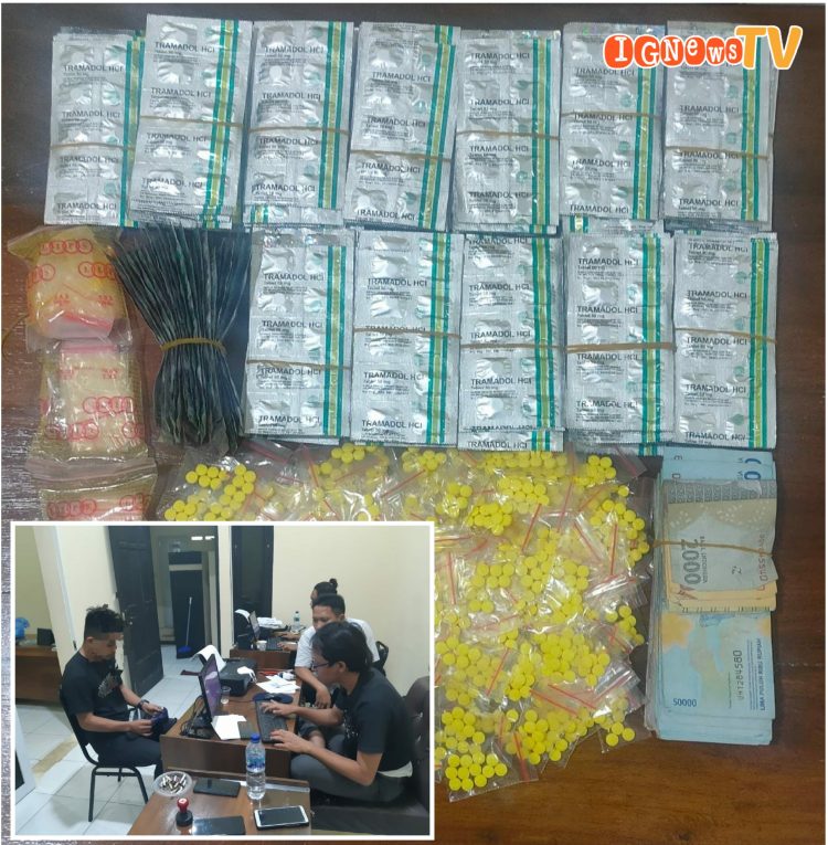 Ratusan butir obat terlarang dan kedua tersangka warga Aceh saat diamankan di Polresta Banyumas, Senin (22/8).