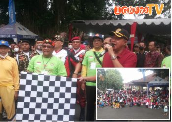 Wabup Banyumas, Drs. H. Sadewo Tri Lastiono saat membuka resmi giat jalan sehat, Minggu (20/8).