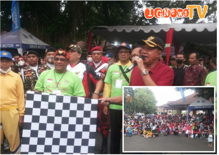 Wabup Banyumas, Drs. H. Sadewo Tri Lastiono saat membuka resmi giat jalan sehat, Minggu (20/8).