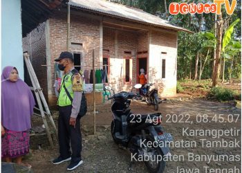 AIPT. Angkat Rumanto saat menyampaikan kepada warga Desa Karangpetir agar aktif menjaga ketertiban dan keamanan lingkungan, Selasa (23/8).
