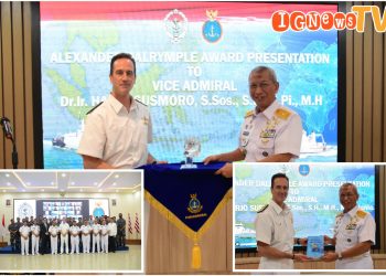 Laksamana Madya TNI. DR. IR. Harjo Susmoro S.Sos, SH, MH saat menerima penghargaan Alexander Dalrymple Award 2022, Jumat (26/8).