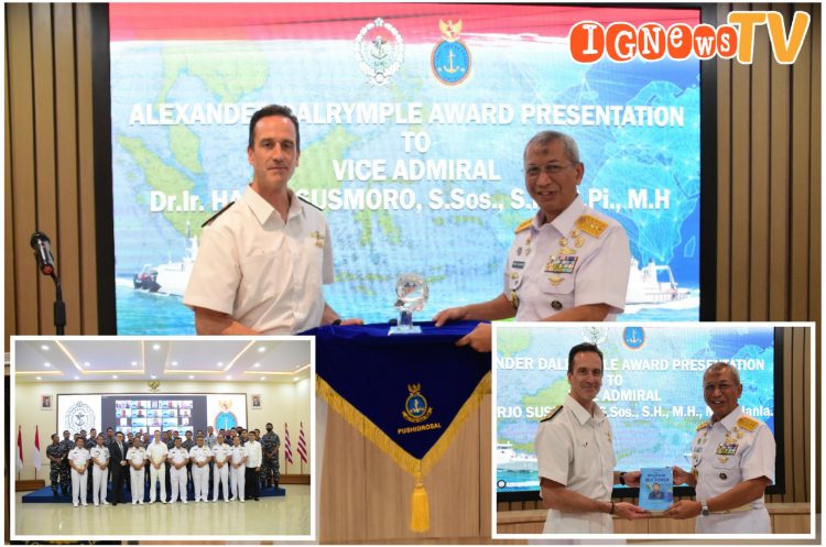 Laksamana Madya TNI. DR. IR. Harjo Susmoro S.Sos, SH, MH saat menerima penghargaan Alexander Dalrymple Award 2022, Jumat (26/8).
