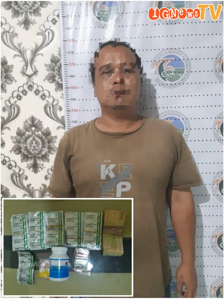 Tersangka SUP bersama barang bukti obat obatan keras saat diamankan di Mapolresta Banyumas, Kamis (25/8).