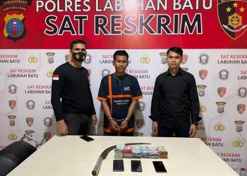 Pelaku pembobol Toko Ponsel 168 Labuhanbatu, Abdul R Simangunsong bersama barang bukti saat diamankan di Mapolres Labuhanbatu, Selasa (20/9).