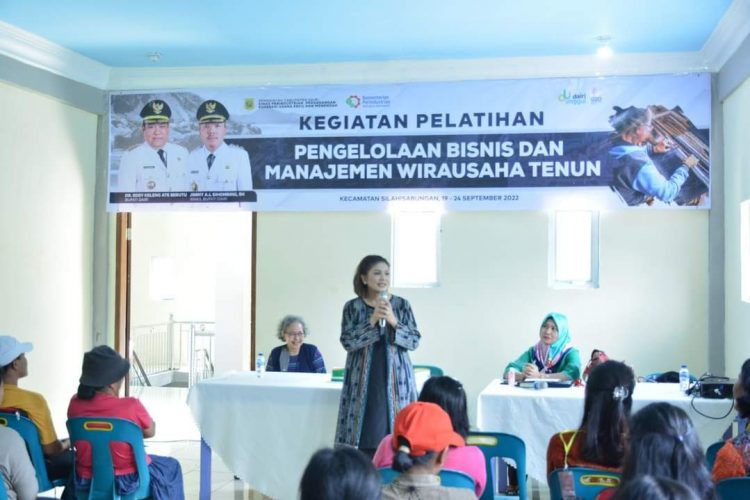 Ny. Romy Mariani Eddy Berutu saat memberikan sambutan di Pelatihan tenun, Jumat (23/9).