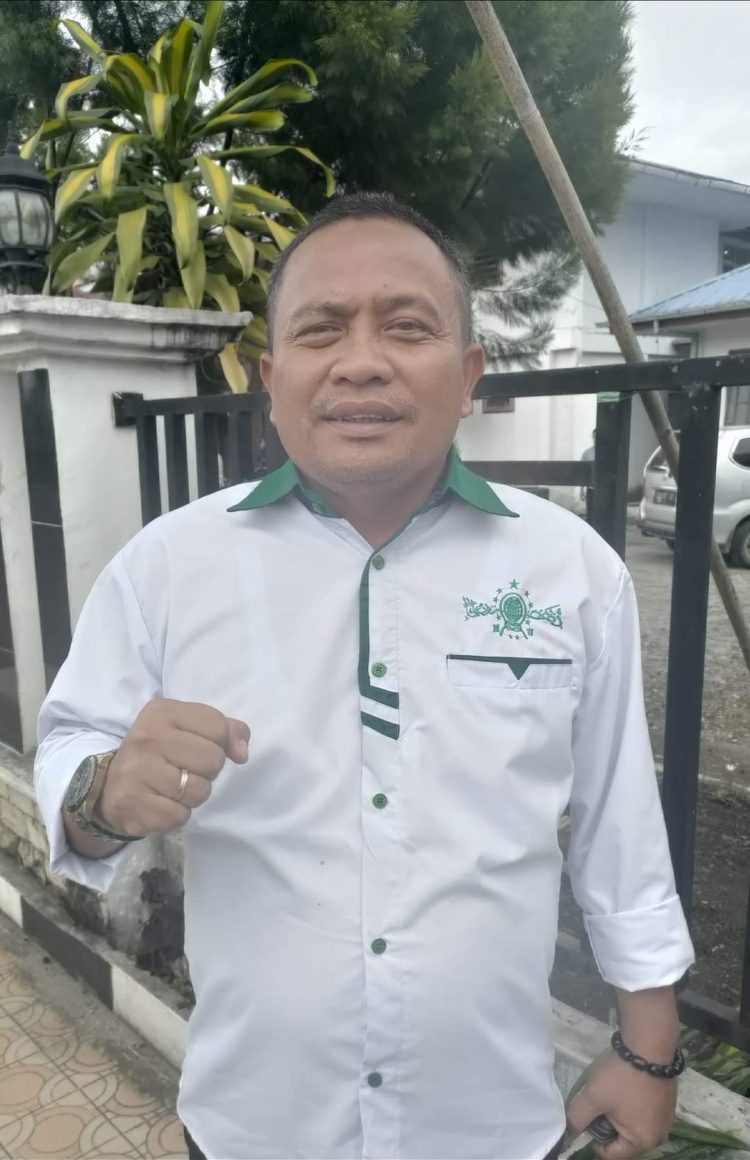 Ketua PC NU Kabupaten Dairi, Tuppak Padang M.Pd saat tinjau aksi, Selasa (27/9).