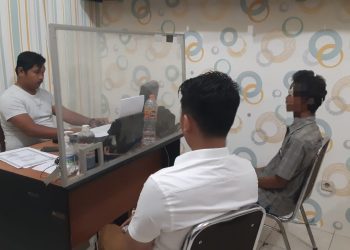 Tersangka pelaku cabul, YAT saat di interogasi di Mapolresta Banyumas, Selasa (30/8).