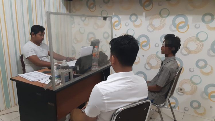 Tersangka pelaku cabul, YAT saat di interogasi di Mapolresta Banyumas, Selasa (30/8).