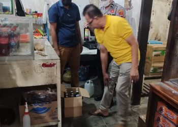 Kapolsek Purwokerto Timur, Kompol. Sambas Budi SH saat pimpin pengrebekan gudang Ciu, Jumat (2/9).