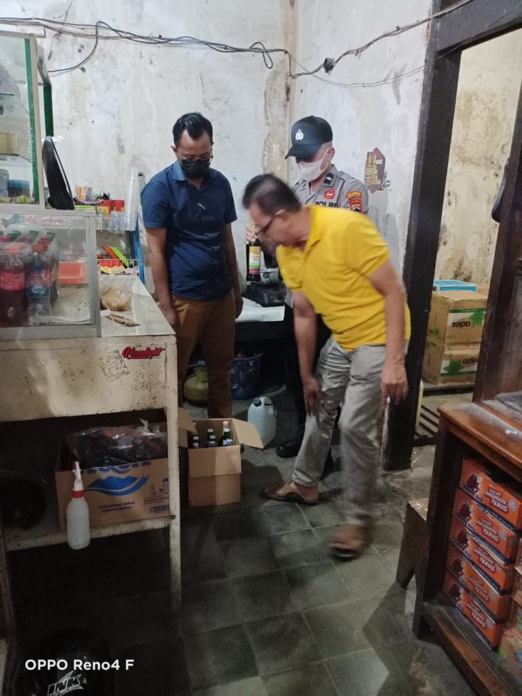 Kapolsek Purwokerto Timur, Kompol. Sambas Budi SH saat pimpin pengrebekan gudang Ciu, Jumat (2/9).