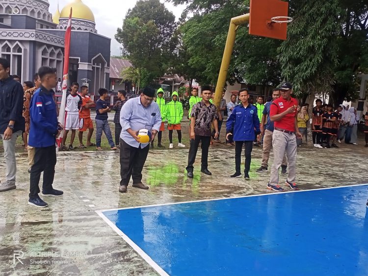 Dr. Indra Utama M.Pd saat membuka resmi turnamen volly antar SMA, Kamis (1/9).