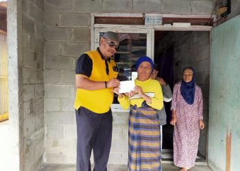 Kasi Humas Polres Dairi, IPTU Doni Saleh membagikan sembako dan uang tunai kepada masyarakat yang berusia lanjut dan tidak memiliki pekerjaan lagi, Jumat (2/9).