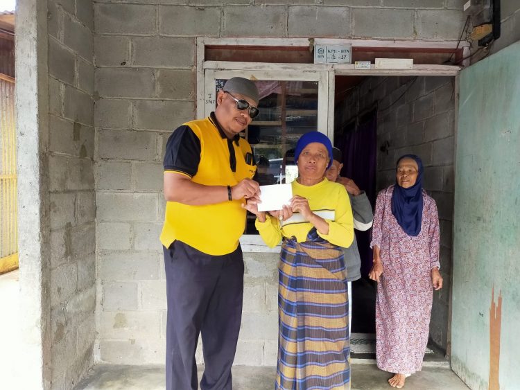 Kasi Humas Polres Dairi, IPTU Doni Saleh membagikan sembako dan uang tunai kepada masyarakat yang berusia lanjut dan tidak memiliki pekerjaan lagi, Jumat (2/9).