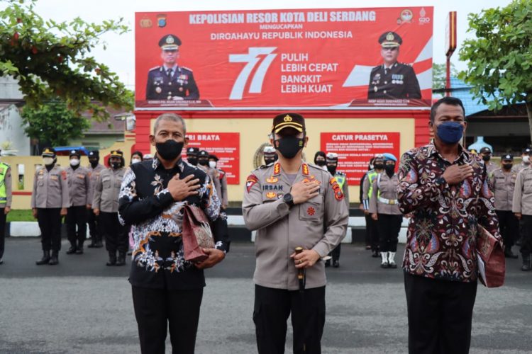 Kapolresta Deliserdang, Kombes. Pol. Irsan Sinuhaji saat pimpin apel kenaikan pangkat serta purna bhakti personil, Kamis (1/9).