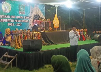 H. Bisri Romli MM selaku anggota komisi X DPR RI Dapil Pekalongan saat memberikan hiburan kepada para anak penerima KIP, Jumat (2/9).