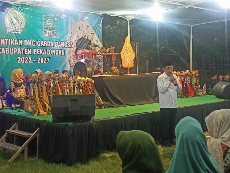 H. Bisri Romli MM selaku anggota komisi X DPR RI Dapil Pekalongan saat memberikan hiburan kepada para anak penerima KIP, Jumat (2/9).