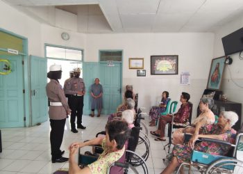 Personil Satlantas Polresta Banyumas saat giat Jumat Berbagi di Panti Wreda, Jumat (2/9).