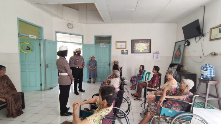 Personil Satlantas Polresta Banyumas saat giat Jumat Berbagi di Panti Wreda, Jumat (2/9).