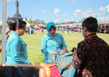 Kepala Desa Bulangan, MU saat diamankan di Mapolres Gresik, Jumat (2/9).