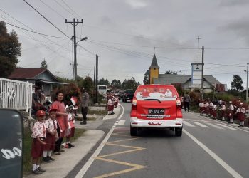 Siswa/i SD, SMP dan SMA Kabupaten Tapunali Utara yang diduga dipaksa untuk dipinggiran jalan sambut kedatangan Puan Maharani, Kamis (1/9).