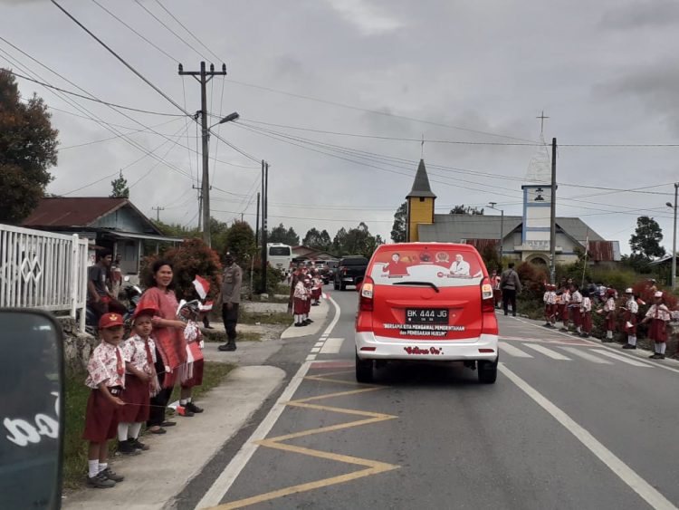 Siswa/i SD, SMP dan SMA Kabupaten Tapunali Utara yang diduga dipaksa untuk dipinggiran jalan sambut kedatangan Puan Maharani, Kamis (1/9).