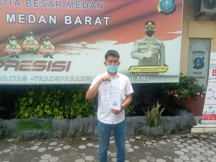 JA, saat membuat laporan di Polsek Medan Barat, Senin (12/9).