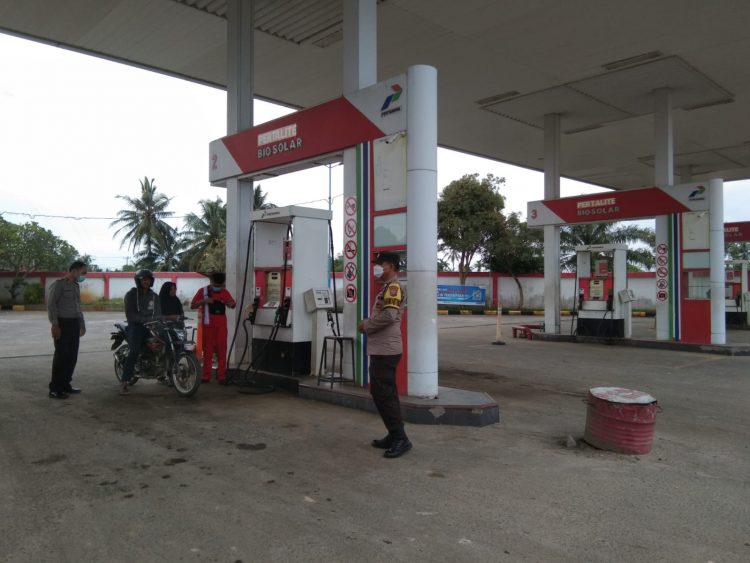 Personil Polsek Pagar Merbau jajaran Polresta Deliserdang saat patroli dan monitoring di SPBU, Minggu (11/9).