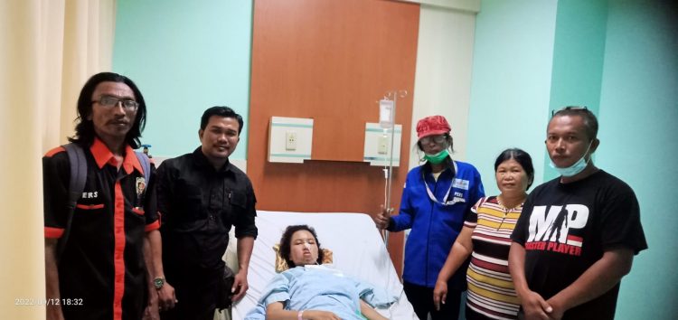 Pengurus PWPSU saat jenguk anak seorang rekan wartawan korban laka lantas, Senin (12/9).