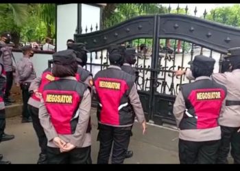 Tim negosiator Polwan Polresta Pekalongan saat pengamanan pergerakan massa, Selasa (13/9).