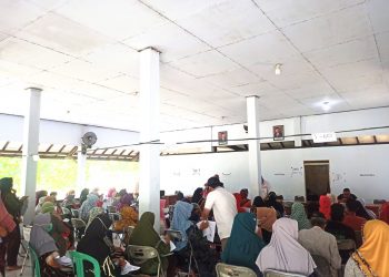 Masyarakat Kecamatan Kedungwuni, Kabupaten Pekalongan saat pencairan bantuan konpensasi kenaikan BBM dan bantuan stimulan lainya, Rabu (14/9).