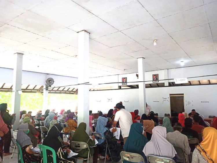 Masyarakat Kecamatan Kedungwuni, Kabupaten Pekalongan saat pencairan bantuan konpensasi kenaikan BBM dan bantuan stimulan lainya, Rabu (14/9).