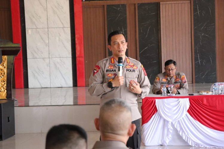 Kapolresta Deliserdang, Kombes. Pol. Irsan Sinuhaji SIK, MH saat memberikan pengarahan kepada personil Bhabinkamtibmas, Jumat (16/9).