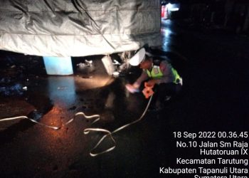 Kondisi sepeda motor dan korban saat di evakuasi tim lantas Polres Taput, Sabtu malam (18/9).