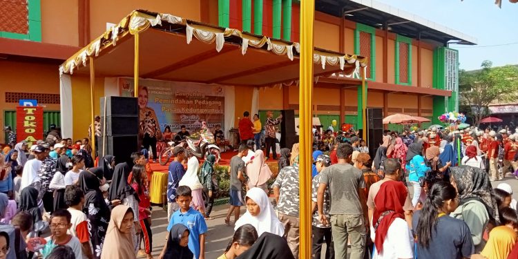 Saat lounching Pasar Induk Kedungwuni yang dipadati ratusan warga, Minggu (18/9).