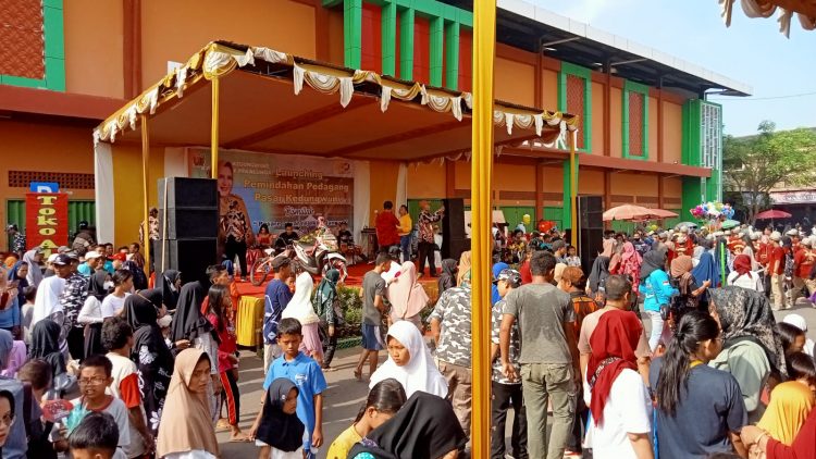 Saat lounching Pasar Induk Kedungwuni yang dipadati ratusan warga, Minggu (18/9).