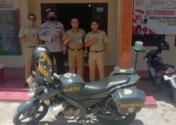 AIPTU. Arif bersama perangkat Desa saat git patroli rutin, Senin (19/9).