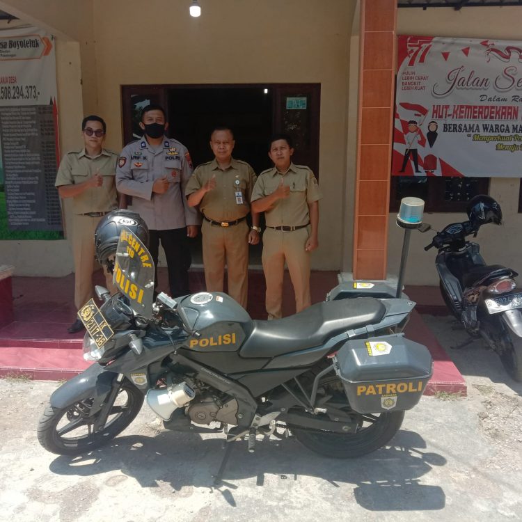 AIPTU. Arif bersama perangkat Desa saat git patroli rutin, Senin (19/9).