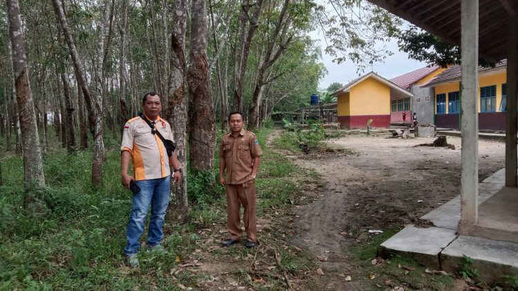 Kepsek SDN 01 Totorejo, Sarono bersama reporet Indigonews saat tinjau lahan yang dikuasi Sarmin, Senin (19/9).