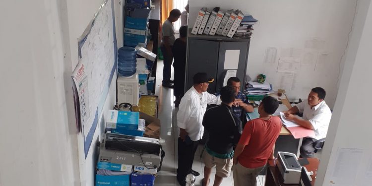 Sejumlah pedagang mendatangi kantor Koperindag Toba, Rabu (21/9).