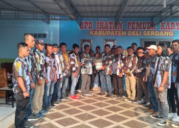 Ketua IPK Deliserdang, Parmonangan Gultom bersama pengurus lainya saat menyerahkan SK Defenitif, Selasa (21/9).