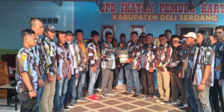 Ketua IPK Deliserdang, Parmonangan Gultom bersama pengurus lainya saat menyerahkan SK Defenitif, Selasa (21/9).