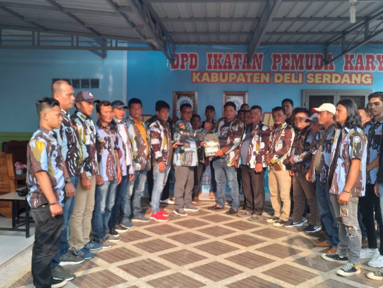 Ketua IPK Deliserdang, Parmonangan Gultom bersama pengurus lainya saat menyerahkan SK Defenitif, Selasa (21/9).