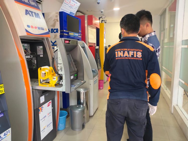 Dua mesin ATM kondisi rusak yang dibobol tersangka, Senin (21/9).