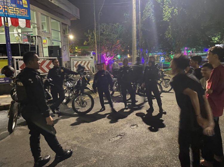 Tim Maung Galunggung Polres Tasimalaya Kota saat patroli dan amankan 2 warga binaan Lapas Kelas IIB Tasikmalaya, Minggu (18/9).