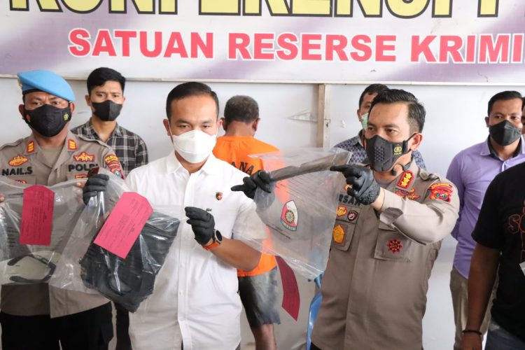 Kapolresta Deliserdang, Kombes. Pol. Irsan Sinuhaji SIK, MH didampingi Kasat Reskrim Polresta Deliserdang, Kompol. I Kadek H. Cahyadi SH, SIK, MH pimpin konferensi pers kasus penganiayaan berat yang sempat viral di media sosial, Selasa (20/9).