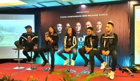 Grup musik Deolipa Project saat meluncurkan dua single terbaru, Kamis (22/9).